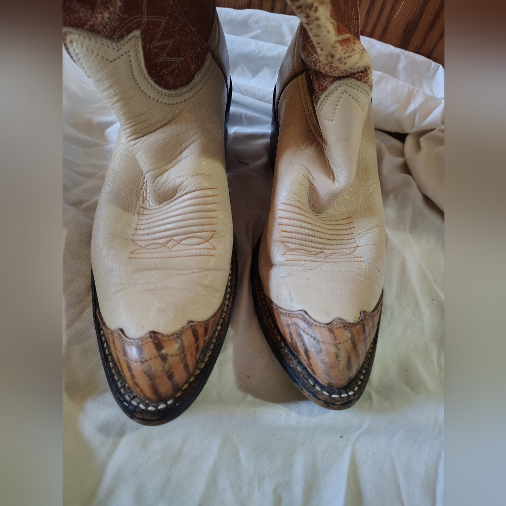 Western Tan and Cream Vintage Leather Cowboy Boots - Picture 4 of 7